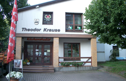Eine Vielzahl an Tischen & Sesseln vor Ort in der Ausstellung Dresden